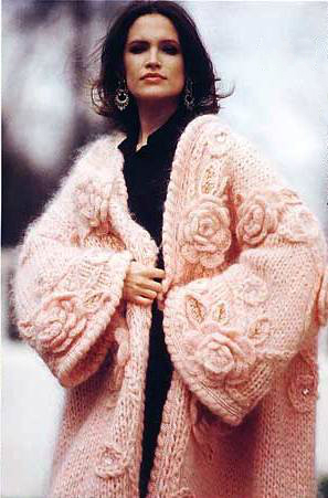 Розовое пальто из мохера с розами связанное спицами.