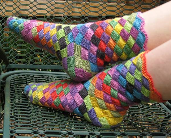 Цвета радуги.  Вязаные носки в технике  Entrelac .