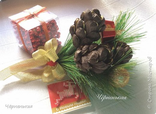 Новогоднее украшение - шишки из конфет.